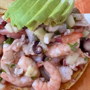 Tostada de ceviche campechano