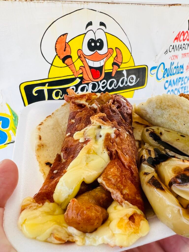 Taco con costra de queso de camarón