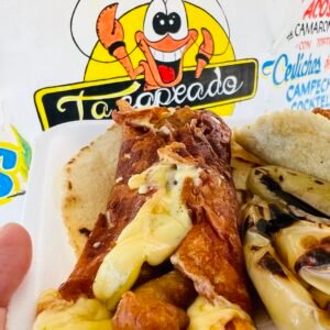 Taco con costra de queso de camarón